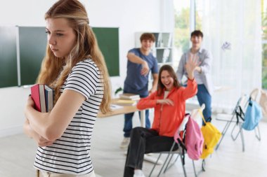 Sınıf arkadaşlarına zorbalık eden öğrenciler, seçici odaklanma