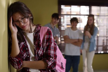 Okuldaki sınıf arkadaşlarına zorbalık eden bir grup öğrenci, seçici odaklanma