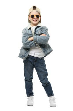 beyaz zemin üzerinde şirin küçük çocuk portresi