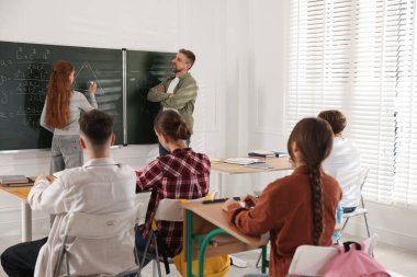 Sınıfta ders sırasında öğretmen ve öğrenciler