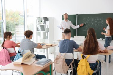 Sınıfta ders sırasında öğretmen ve öğrenciler