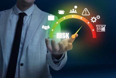 Karanlık arka plana karşı sanal ölçekte risk taşıyan adam, yakın plan