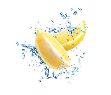 Beyaz arkaplanda limon parçaları ve su sıçraması