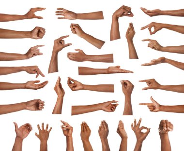 El hareketleriyle. Beyaz arka planda kollarını gösteren Afro-Amerikalı adam, yakın plan.