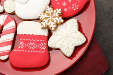 Gri masada lezzetli zencefilli kurabiyeler, üst manzara.