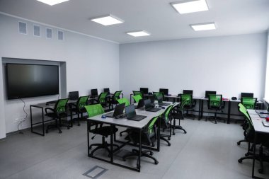 Okulda dizüstü bilgisayarlar olan bilgisayar bilimi sınıfı