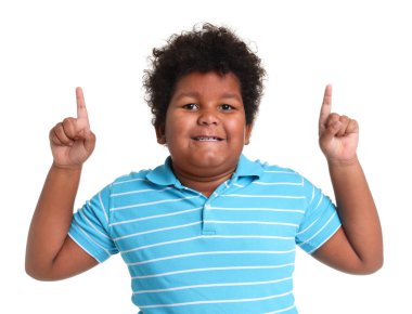 beyaz zemin üzerinde şirin küçük çocuk portresi