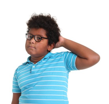 beyaz zemin üzerinde şirin küçük çocuk portresi