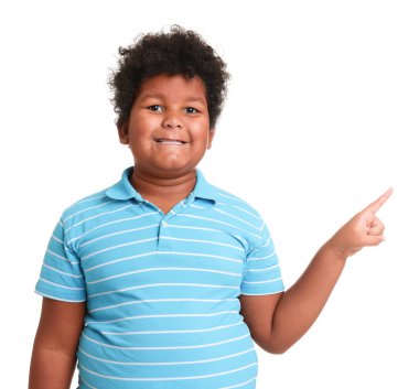 beyaz zemin üzerinde şirin küçük çocuk portresi