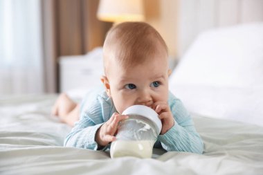 Evde şişeyle beslenen tatlı bir bebek.