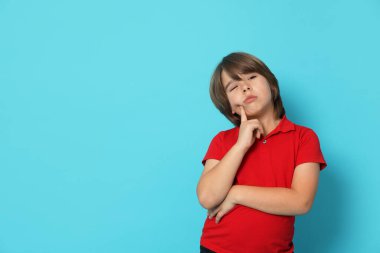 Açık mavi arka planda şirin bir çocuğun portresi. Metin için boşluk