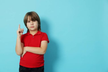 Açık mavi arka planda fikri olan bir çocuk. Metin için boşluk