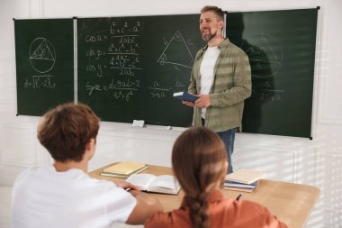 Sınıfta ders sırasında öğretmen ve öğrenciler