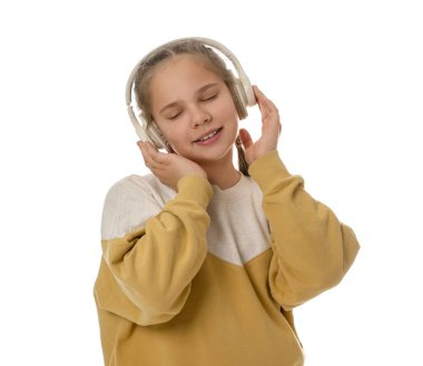 Beyaz arka planda kulaklık takan tatlı bir kız.