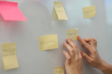 Ofisteki tahtaya kelime oyunu yazan bir kadın, yakın plan.