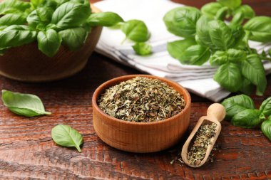 Kuru fesleğen yaprakları, taze olanlar, kase ve kepçe ahşap masa, yakın çekim