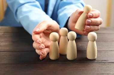 Ahşap masada insan figürlü bir kadın, yakın plan.