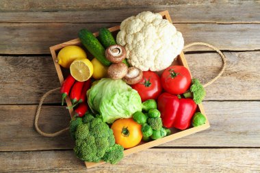 Tahta masada taze taze sebzeler ve meyveler.