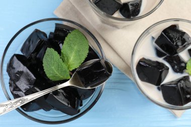 Sütlü ve naneli lezzetli bitkisel jöle. Açık mavi ahşap masa üzerinde servis ediliyor.