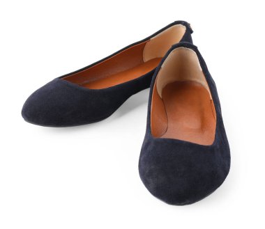 Bir çift şık siyah ayakkabı beyaza izole edilmiş.