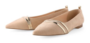 Beyaza izole edilmiş bir çift şık bej ayakkabı.