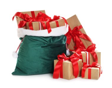 Noel Baba çantası, Noel hediyeleri beyaza izole edilmiş.