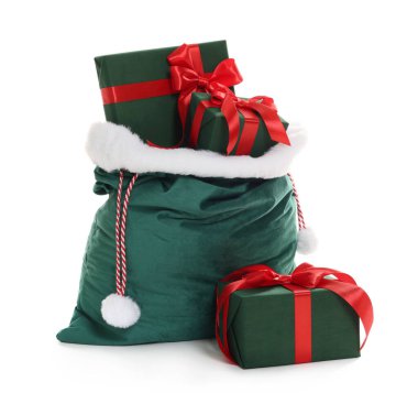 Noel Baba çantası, Noel hediyeleri beyaza izole edilmiş.