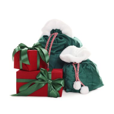 Noel Baba çantaları ve beyaz kutular.