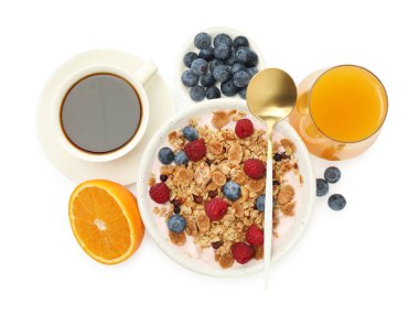 Lezzetli bir kahvaltı. Yoğurtlu granola, meyve, kahve ve portakal suyu beyaza izole edilmiş.