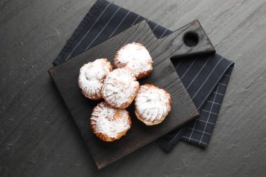 Siyah masada pudra şekerli leziz profiteroller.