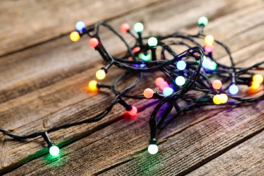 Parlak Noel ışıkları ahşap masada, yakın plan