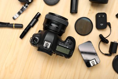 Ahşap arka planda profesyonel fotoğrafçı ekipmanı var. Metin için boşluk