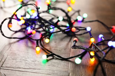 Parlak Noel ışıkları ahşap masada, yakın plan