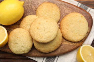 Lezzetli limonlu kurabiyeler ve ahşap masada meyveler.