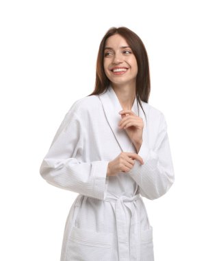 Beyaz arka planda bornoz giyen güzel bir kadın.