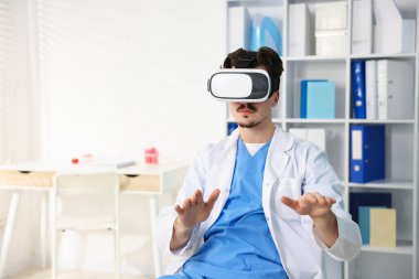 Modern teknoloji. Doktor ofiste sanal gerçeklik kulaklığı kullanıyor. Metin için boşluk