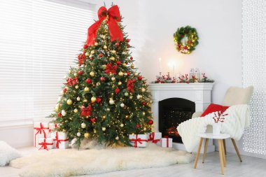 Noel ağacı, şenlikli dekor ve şömineli şık bir oda. İç tasarım