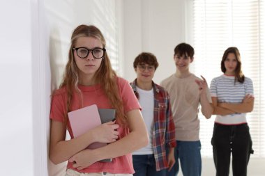 Okuldaki sınıf arkadaşlarına zorbalık eden bir grup öğrenci, seçici odaklanma