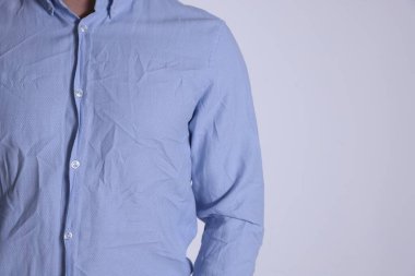 Gri duvarın yanında buruşuk gömlekli bir adam, yakın plan. Metin için boşluk