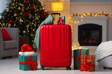 Noel tatili. İçinde eşarp ve hediye kutuları olan bavul.