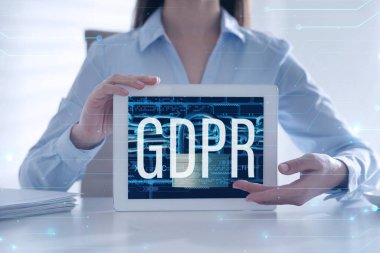 Genel Data Koruma Yönetmeliği. GDPR 'ı olan tablet bilgisayarı gösteren bir kadın, yakın çekim. Gizlilik güvenliği