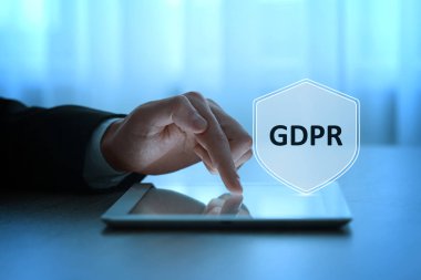Genel Data Koruma Yönetmeliği. Tablet bilgisayar kullanan bir adam, yakın plan. GDPR kısaltmalı sanal kalkan. Gizlilik güvenliği