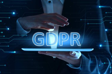 Genel Data Koruma Yönetmeliği. Tablet bilgisayar kullanan bir kadın, yakın plan. Sanal GDPR kısaltması yukarıda. Gizlilik güvenliği