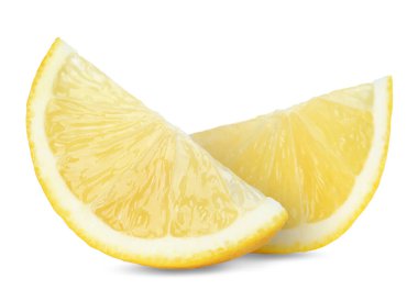 Beyaza izole edilmiş limon parçaları. Citrus meyvesi.