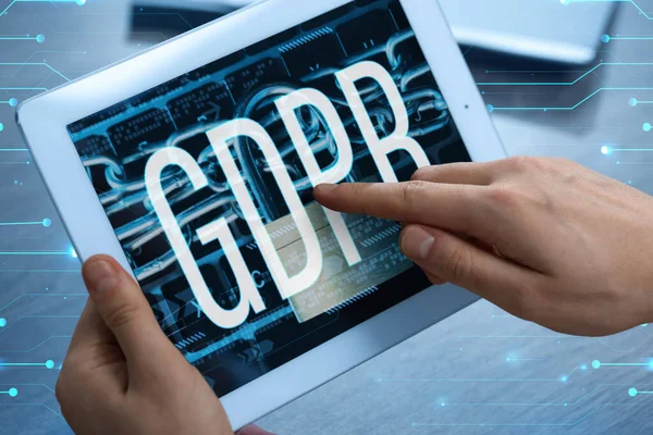 Genel Data Koruma Yönetmeliği. GDPR görüntülü tablet bilgisayar kullanan bir adam, yakın plan. Gizlilik güvenliği