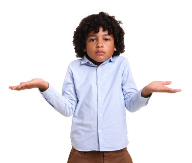 Beyaz arka planda kafası karışmış küçük bir çocuğun portresi