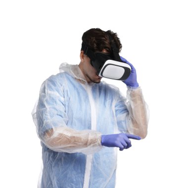 Modern teknoloji. Doktor beyaz arka planda sanal gerçeklik kulaklığı kullanıyor