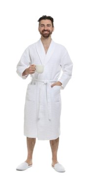 Beyaz arka planda bir fincan kahveli bornoz giyen adam.