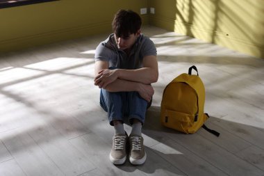 Sırt çantalı öğrenci içeride zorbalıktan muzdarip.