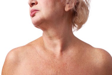 Beyaz arka planda güzel bir son sınıf güzeli, yakın plan.